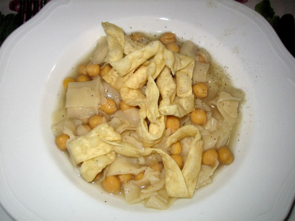 Ciciri e tria, servito in piatto bianco, che richiama la cucina contadina leccese.