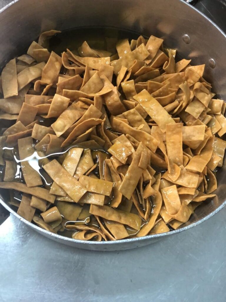Strisce di pasta fresca di semola di grano duro, fritte in olio extravergine, fino a doratura, utilizzate come parte croccante del piatto.