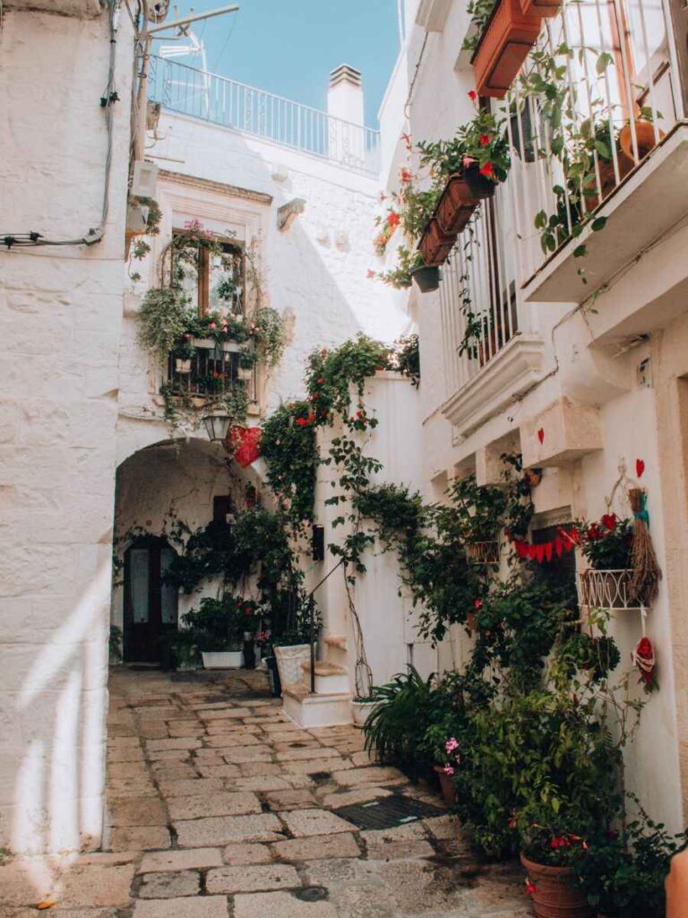 Vicolo nel centro storico di Cisternino